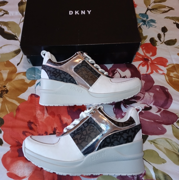 DKNY LEO Wedge Sneaker - Picture 4 of 8